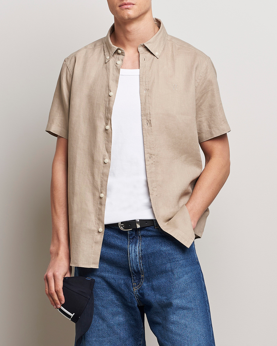 Herre | Klær | LES DEUX | Kris Short Sleeve Linen Shirt Dark Sand