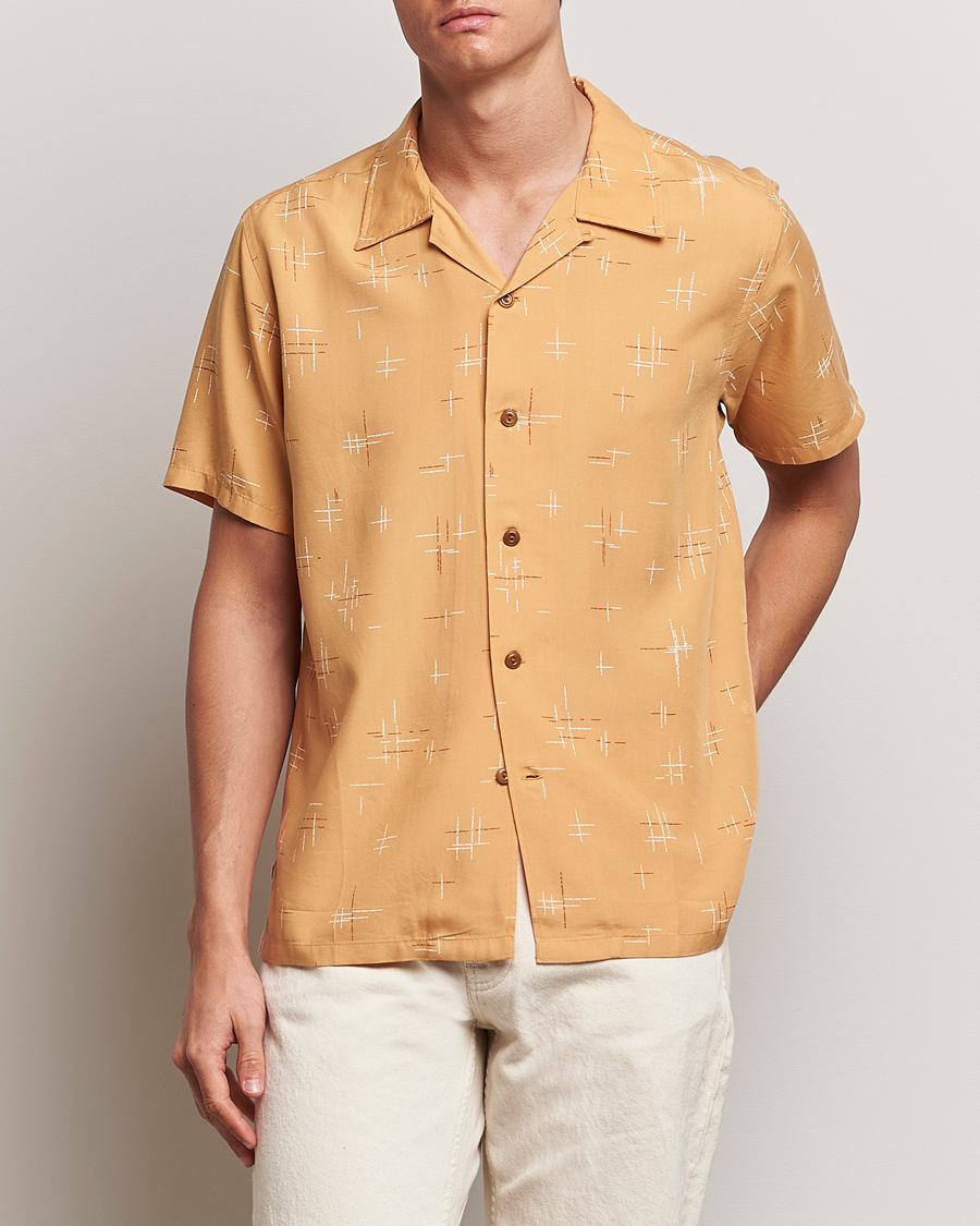 Herre |  | Nudie Jeans | Arvid 50s Hawaii Shirt Ochre