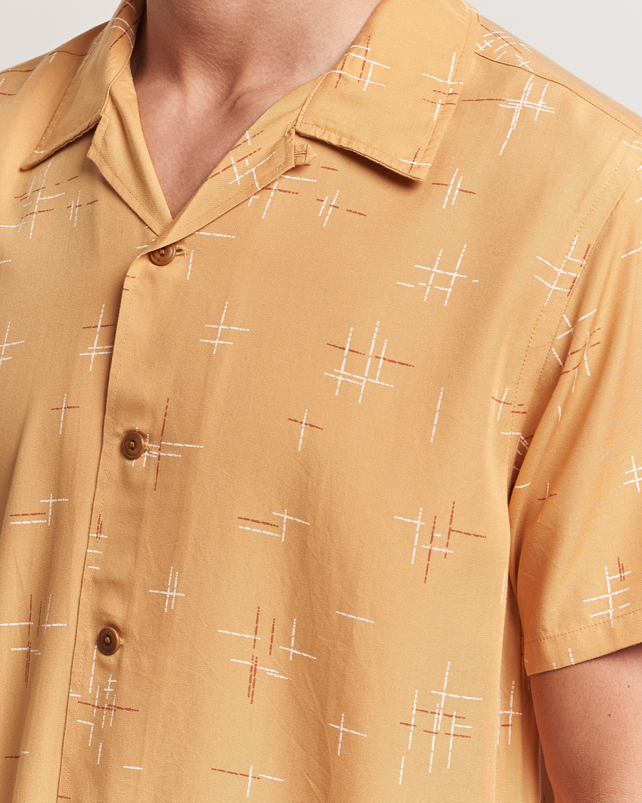 Herre | Skjorter | Nudie Jeans | Arvid 50s Hawaii Shirt Ochre