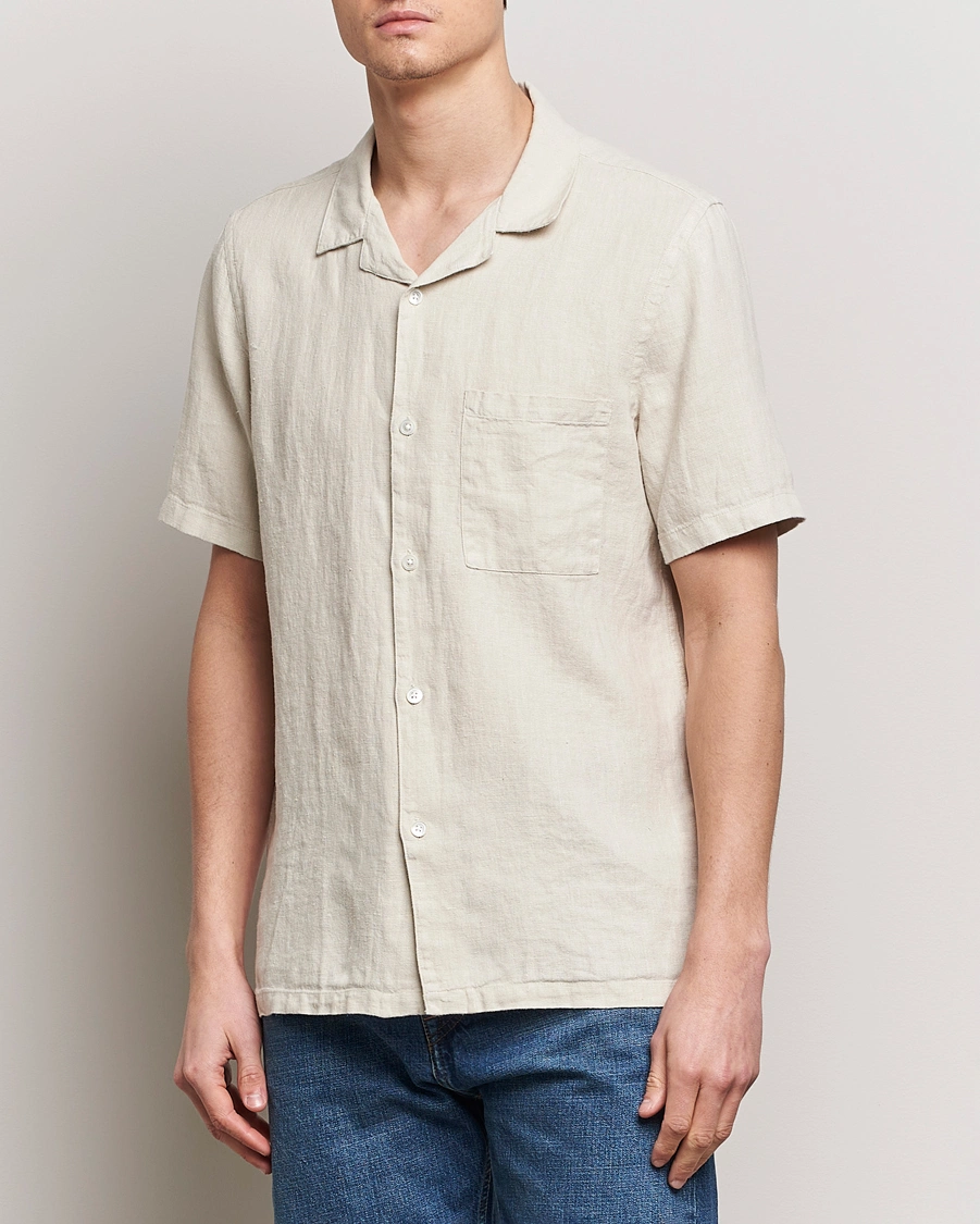 Herre | A Day's March | A Day\'s March | Yamu Short Sleeve Linen Shirt Sand