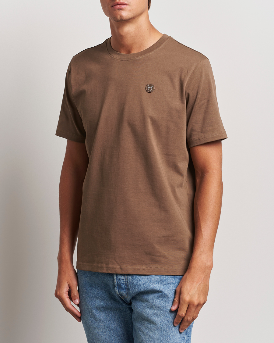 Herre | T-Shirts | KnowledgeCotton Apparel | Loake Badge T-Shirt Brown