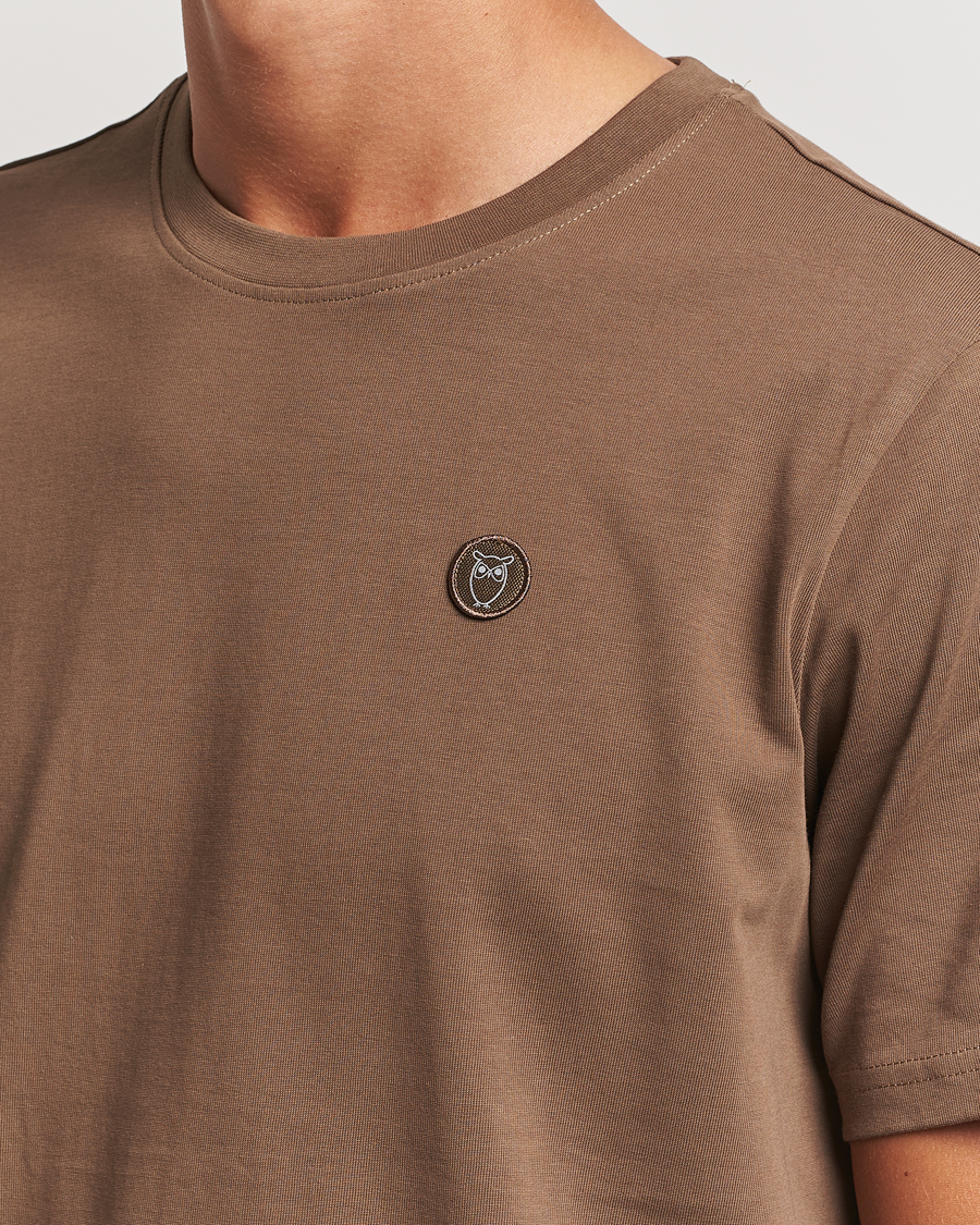 Herre | T-Shirts | KnowledgeCotton Apparel | Loake Badge T-Shirt Brown