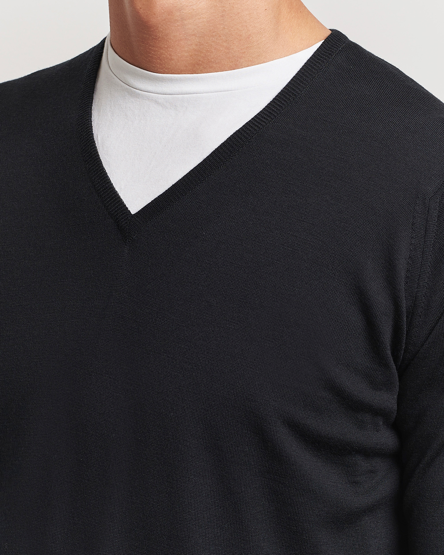 Herre | Gensere | John Smedley | Bobby Extra Fine Merino V-Neck Pullover Black