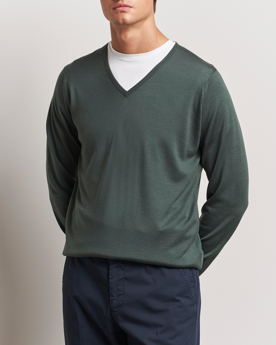 Herre | Gensere | John Smedley | Bobby Extra Fine Merino V-Neck Pullover Dark Green