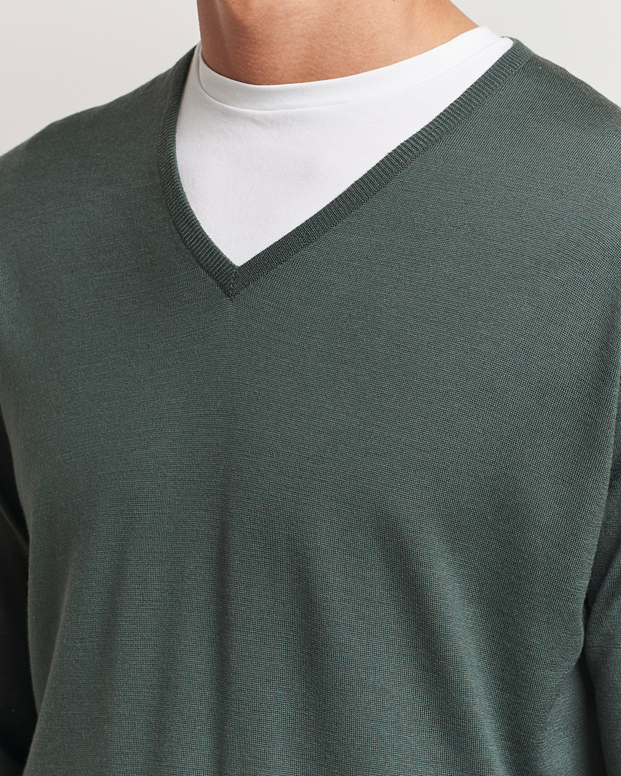 Herre | Gensere | John Smedley | Bobby Extra Fine Merino V-Neck Pullover Dark Green