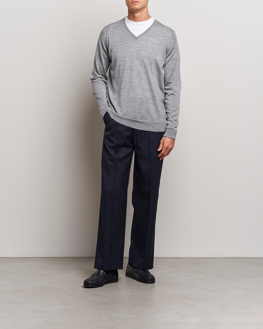 Herre | Gensere | John Smedley | Bobby Extra Fine Merino V-Neck Pullover Silver Grey