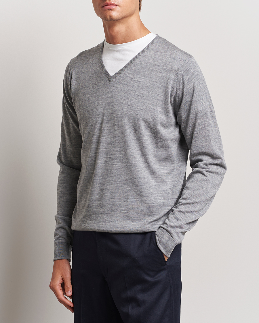 Herre | Gensere | John Smedley | Bobby Extra Fine Merino V-Neck Pullover Silver Grey