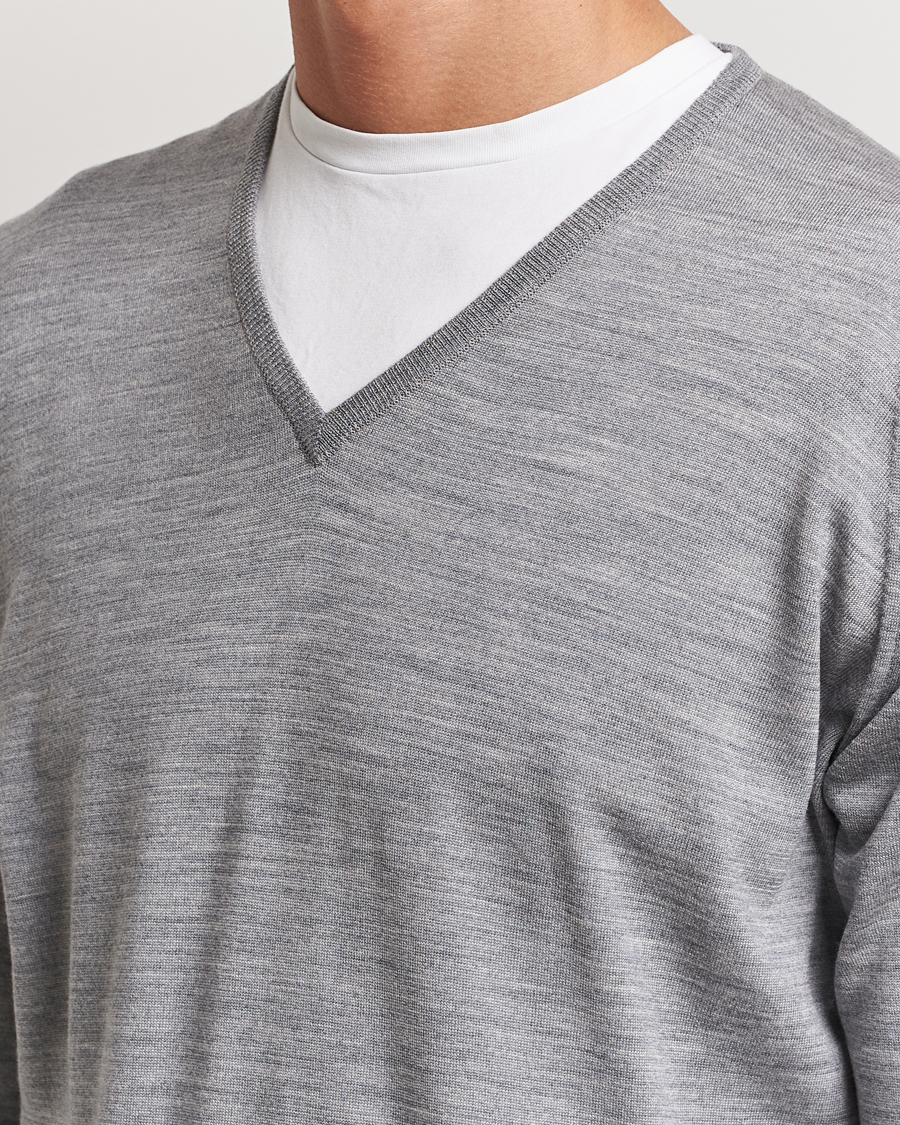 Herre | Gensere | John Smedley | Bobby Extra Fine Merino V-Neck Pullover Silver Grey