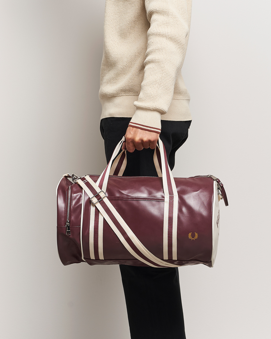 Herre | Fred Perry Classic Barrel Bag Oxblood/Ecru | Fred Perry | Classic Barrel Bag Oxblood/Ecru