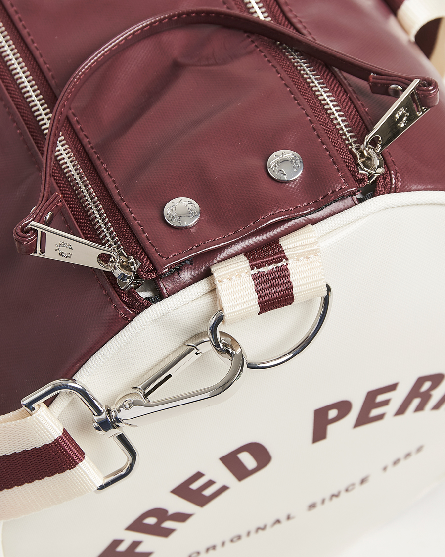 Herre | Fred Perry Classic Barrel Bag Oxblood/Ecru | Fred Perry | Classic Barrel Bag Oxblood/Ecru
