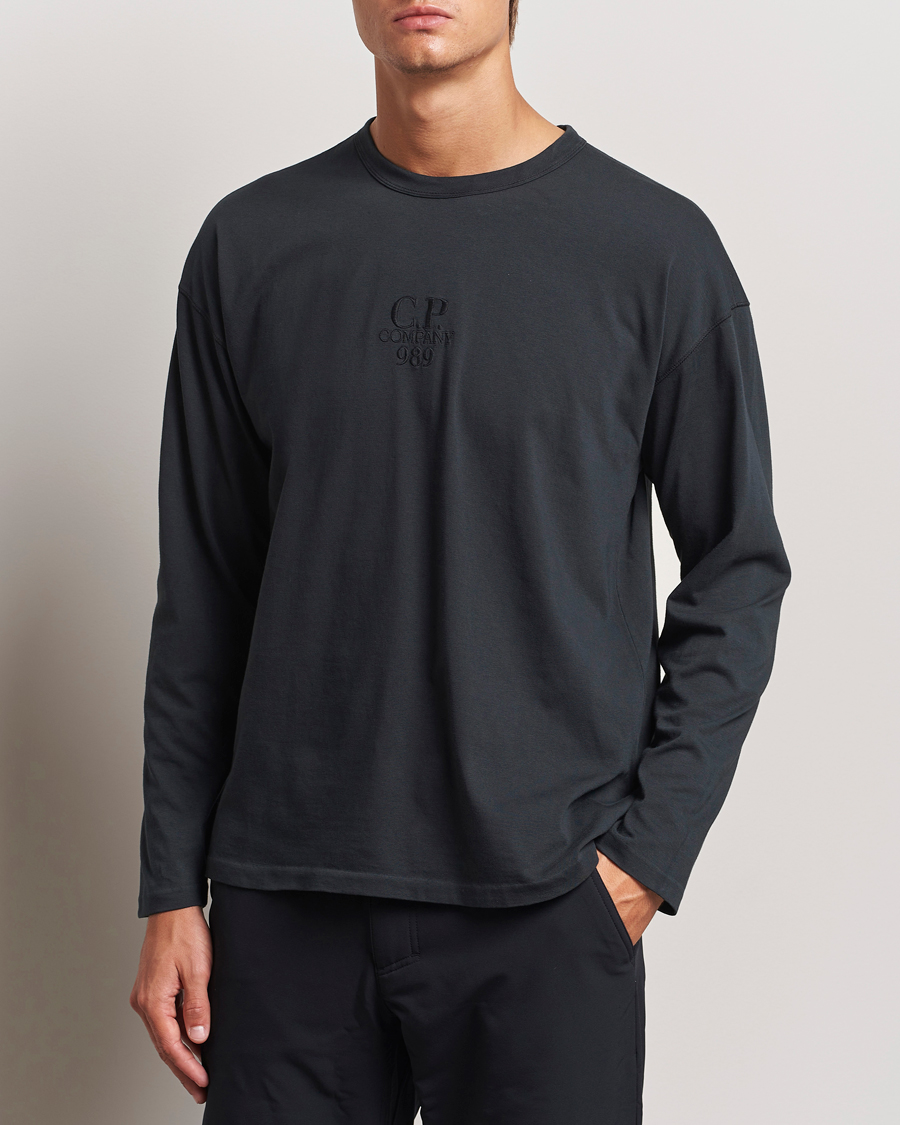 Herre | T-Shirts | C.P. Company | Box Fit Tonal Logo Long Sleeve T-shirt Washed Black