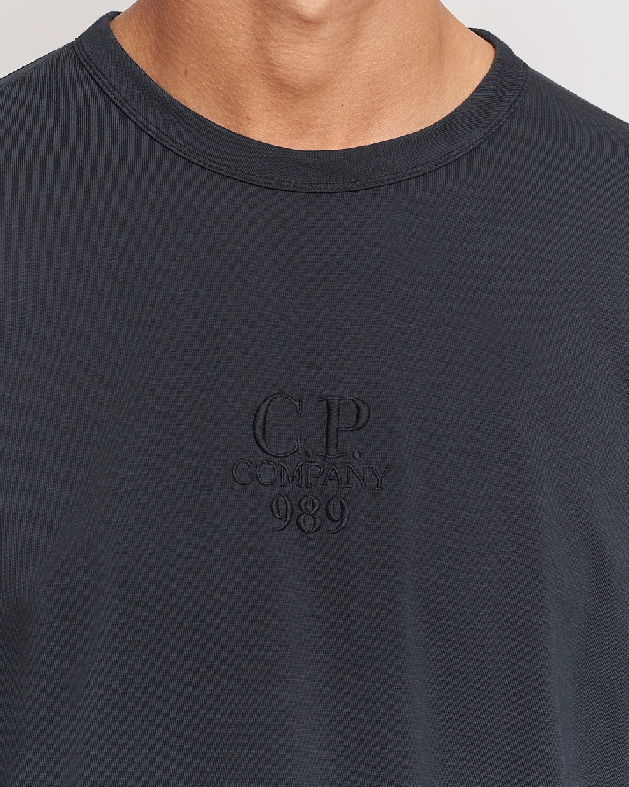Herre | T-Shirts | C.P. Company | Box Fit Tonal Logo Long Sleeve T-shirt Washed Black