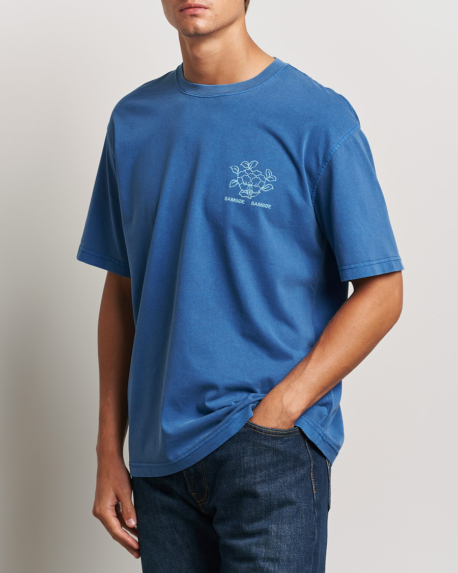 Herre | T-Shirts | Samsøe Samsøe | Poetry Printed T-Shirt True Navy Lotus