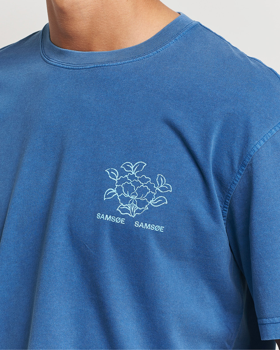 Herre | T-Shirts | Samsøe Samsøe | Poetry Printed T-Shirt True Navy Lotus