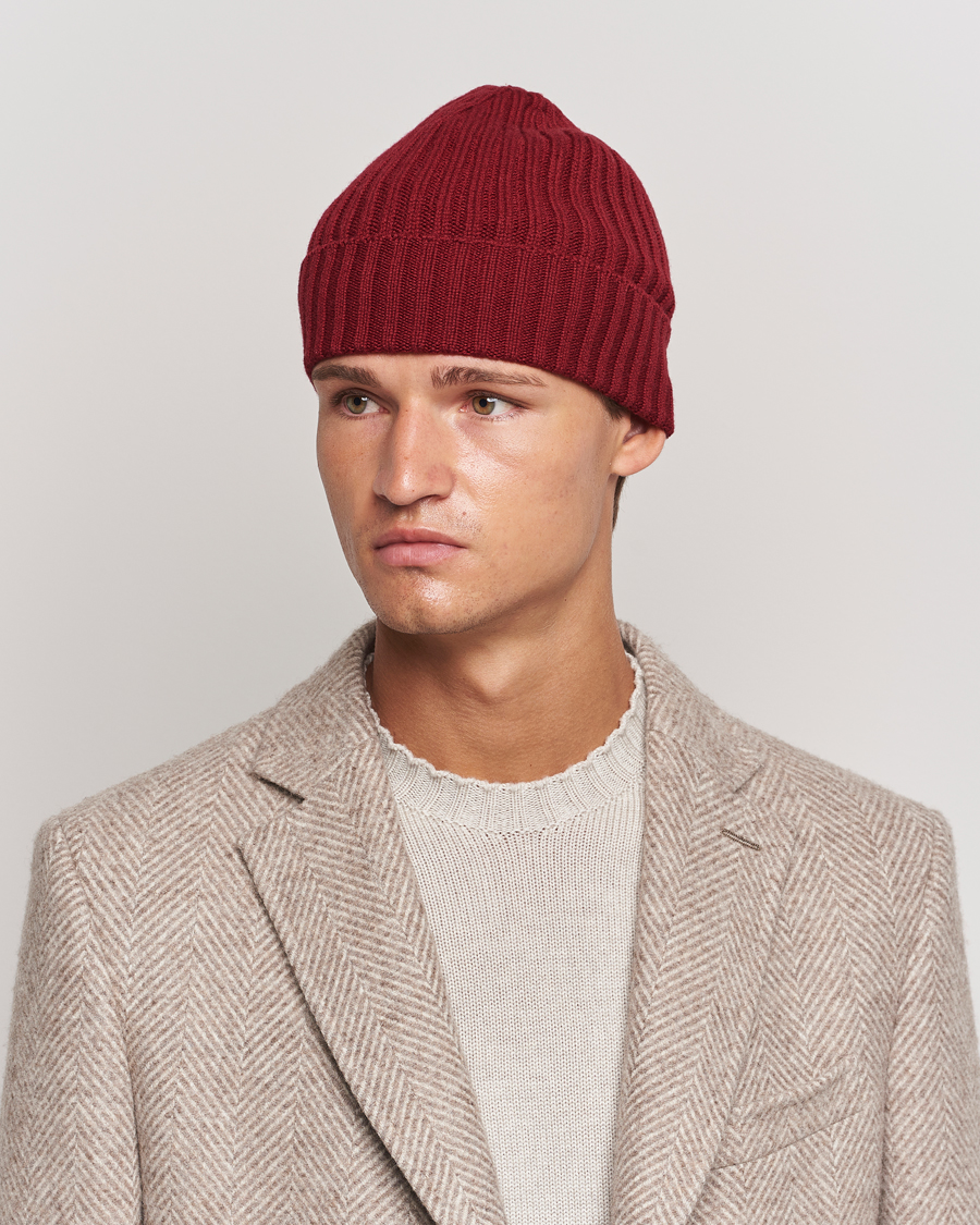 Herre | Piacenza Cashmere Ribbed Cashmere Beanie Burgundy | Piacenza Cashmere | Ribbed Cashmere Beanie Burgundy