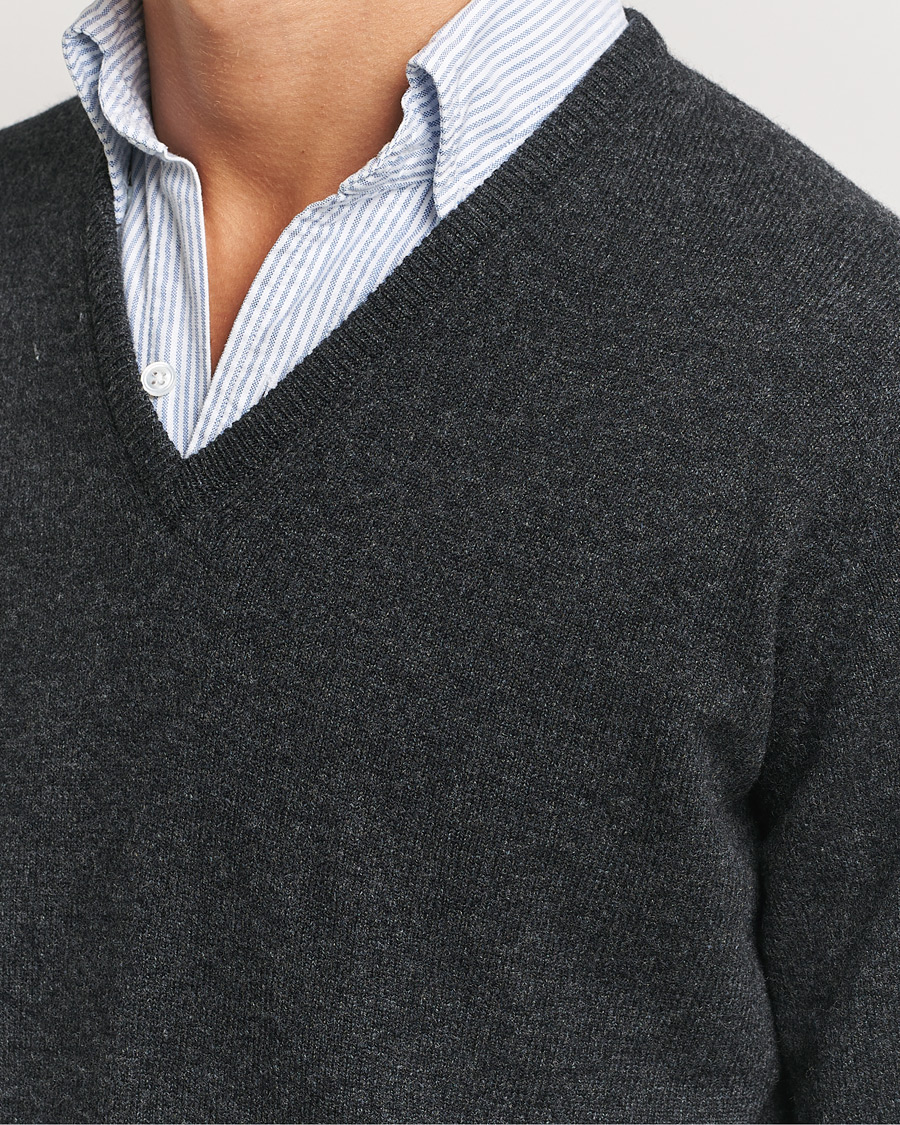 Herre | Gensere | William Lockie | Rob Lambswool V-Neck Charcoal