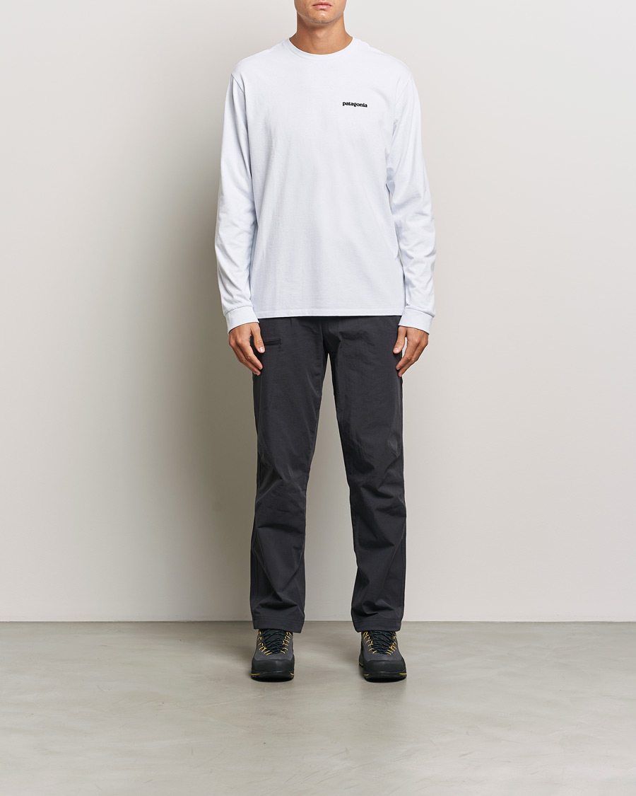 Herre | T-Shirts | Patagonia | Long Sleeve P-6 Logo T-Shirt White