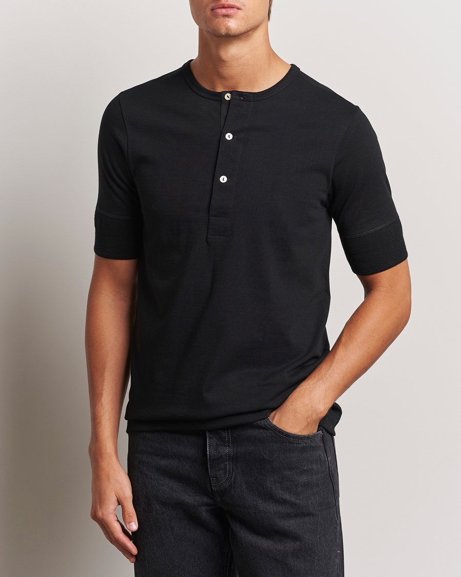 Herre | T-Shirts | Merz b. Schwanen | Short Sleeve Organic Cotton Henley Black