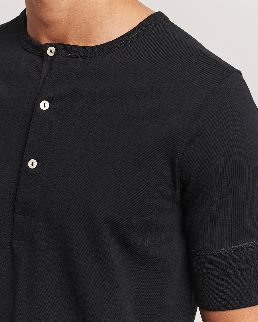 Herre | T-Shirts | Merz b. Schwanen | Short Sleeve Organic Cotton Henley Black