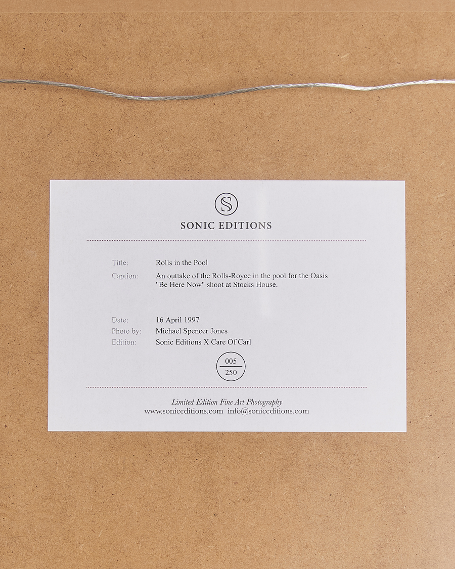 Herre | Bilder | Sonic Editions | Framed Rolls in the Pool