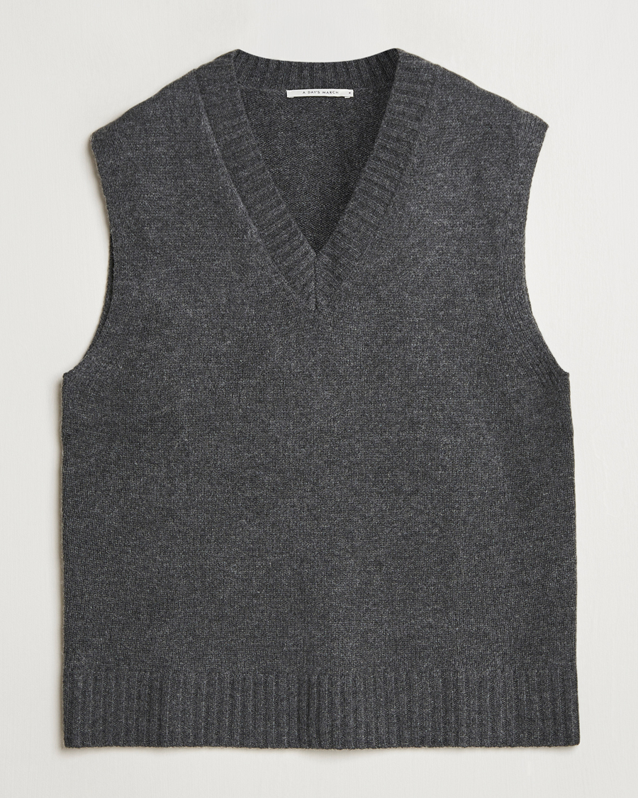 Herre | Gensere | A Day's March | Wigtown Lambswool V-Neck Vest Charcoal