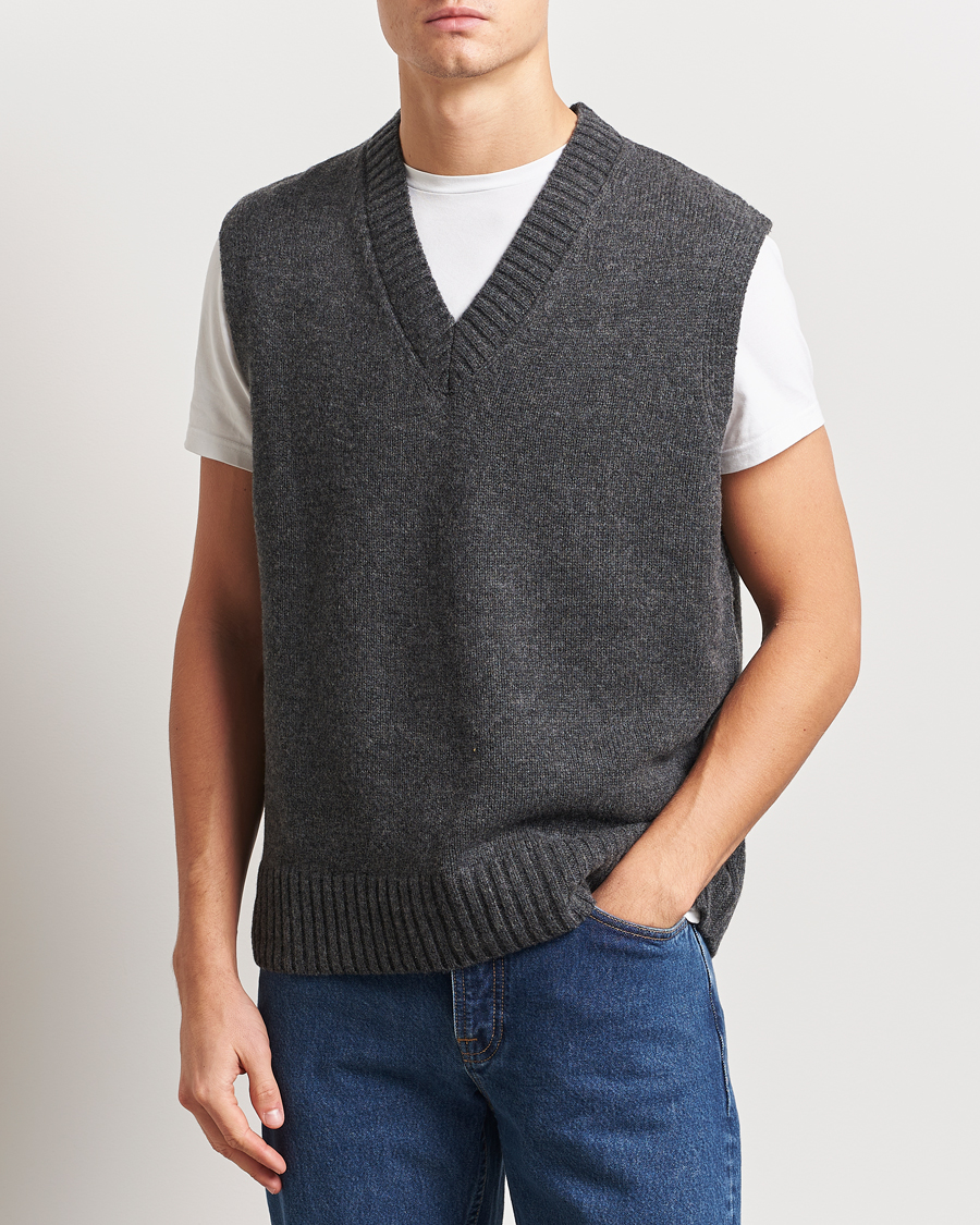 Herre | Gensere | A Day's March | Wigtown Lambswool V-Neck Vest Charcoal