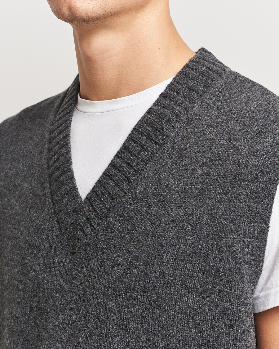 Herre | Gensere | A Day's March | Wigtown Lambswool V-Neck Vest Charcoal