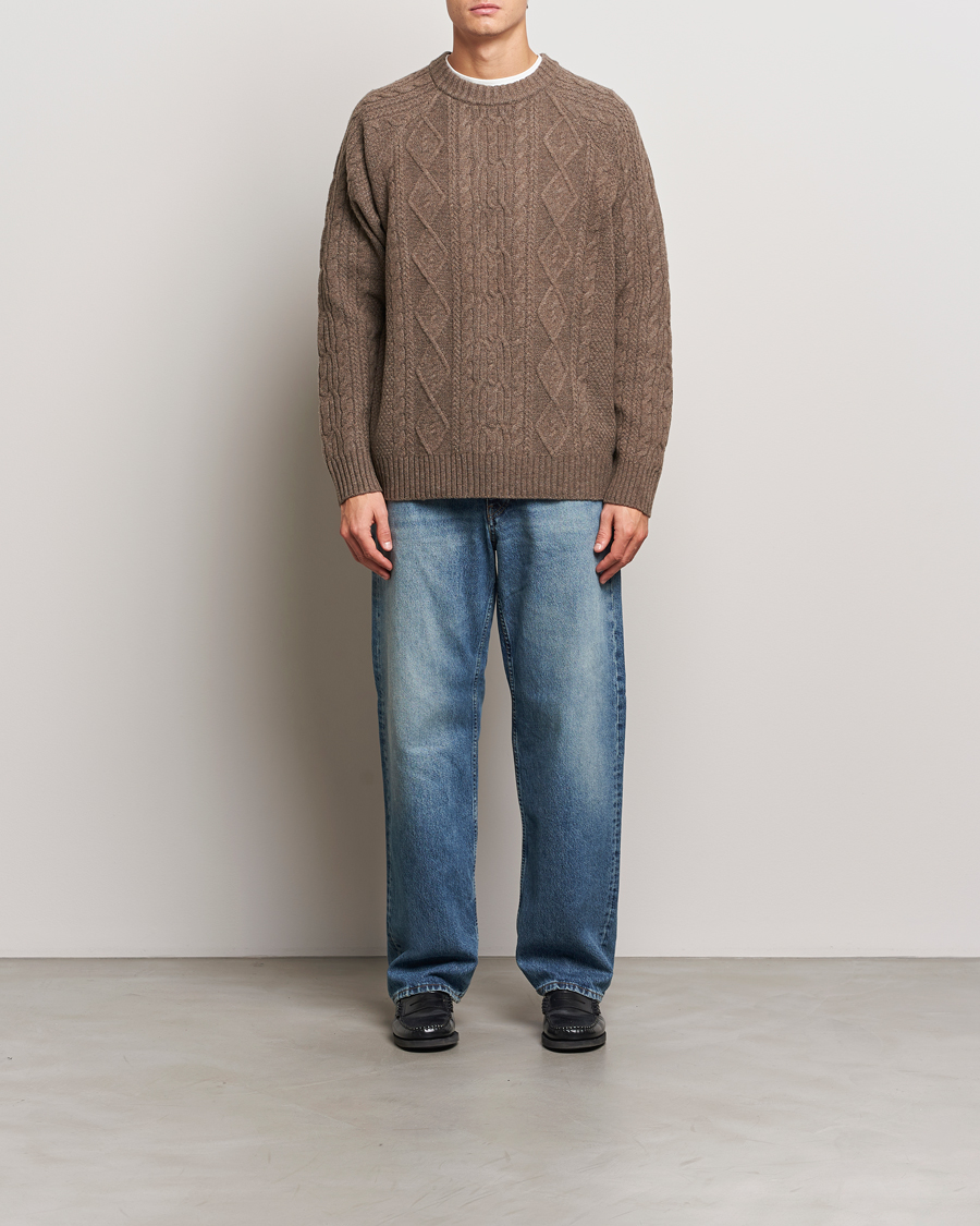 Herre | Gensere | A Day's March | Atlas Aran Knit Lambswool Sweater Dark Taupe