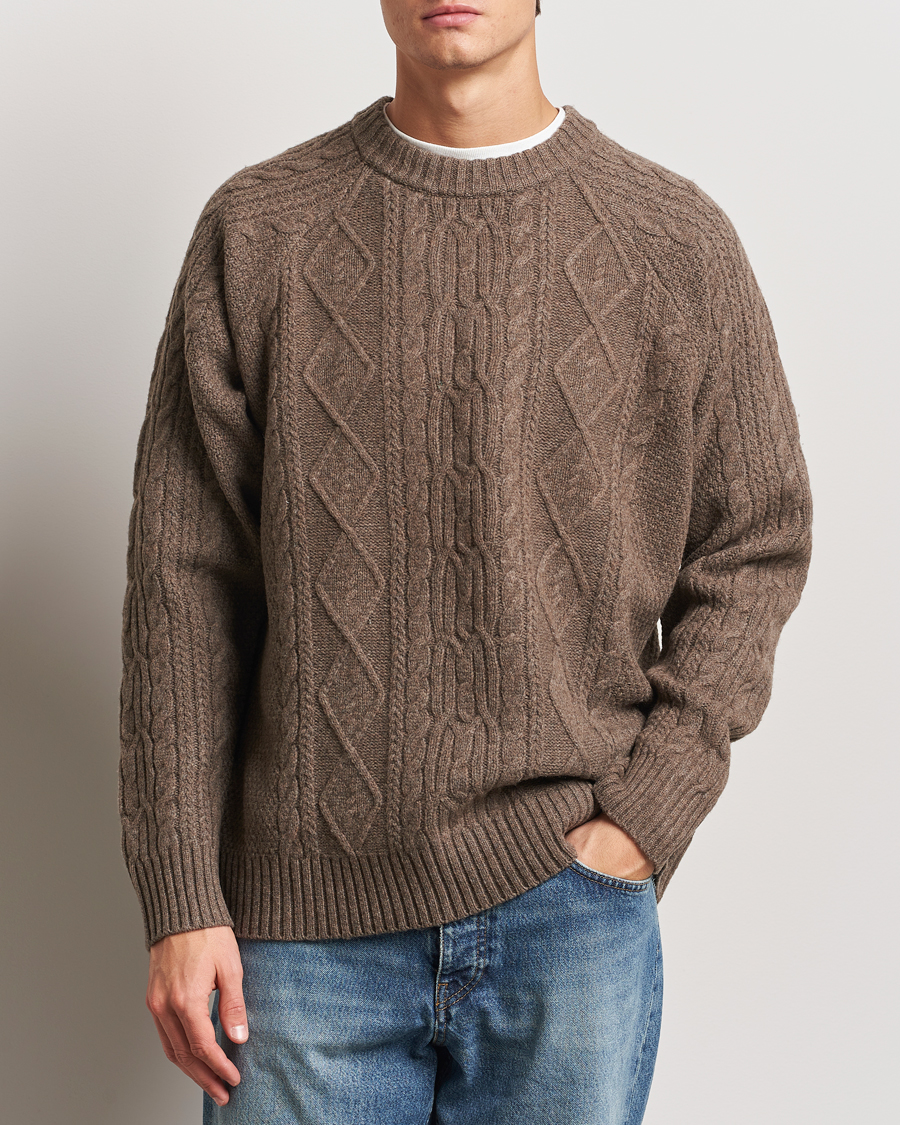 Herre | Gensere | A Day's March | Atlas Aran Knit Lambswool Sweater Dark Taupe