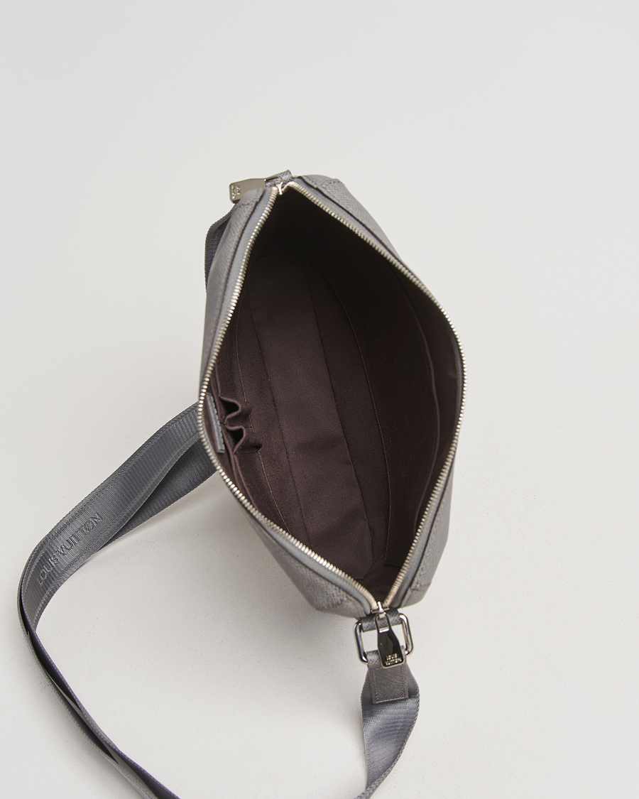 Herre | Pre-Owned & Vintage Bags | Louis Vuitton Pre-Owned | Gray Taiga PM Messenger Bag Grigori