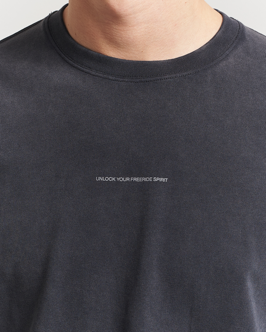 Herre | T-Shirts | Peak Performance | Graphic Long Sleeve T-Shirt Black
