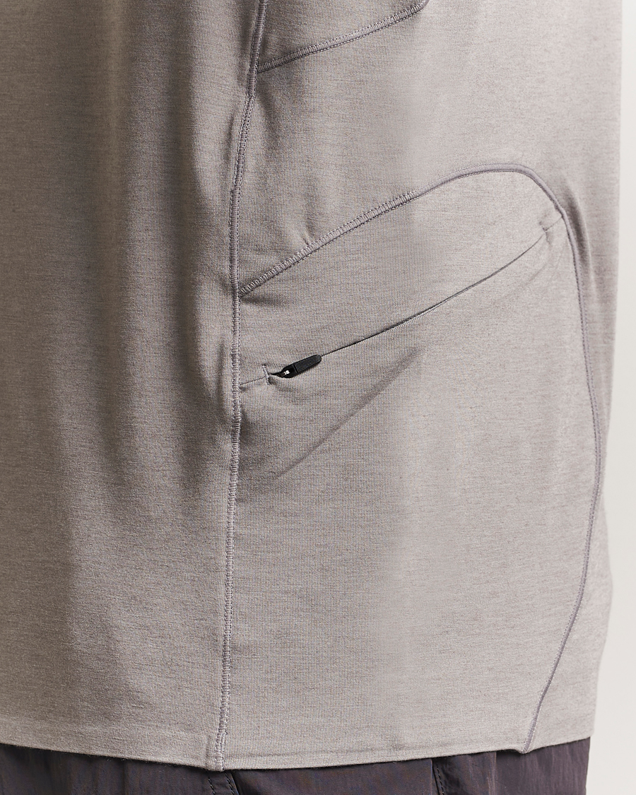 Herre | T-Shirts | Oakley | Latitude Flight Shell T-Shirt Cement