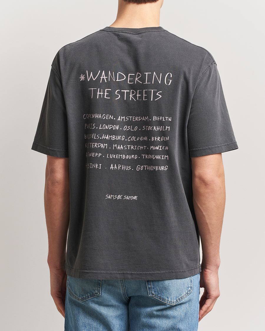 Herre | T-Shirts | Samsøe Samsøe | Wandering Printed Crew Neck T-Shirt Washed Black