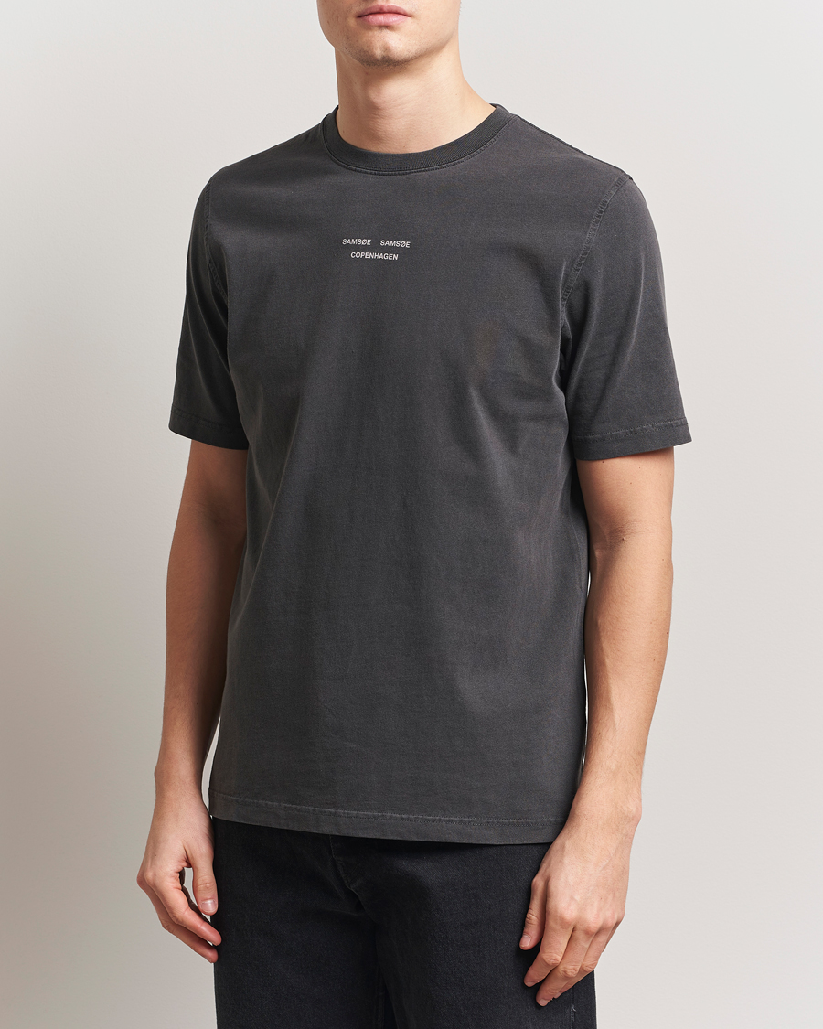Herre | T-Shirts | Samsøe Samsøe | Marcus Center Logo T Crew Neck T-Shirt Washed Black
