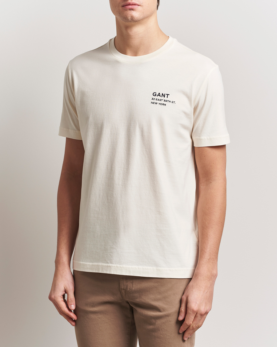 Herre | T-Shirts | GANT | Small Graphic Crew Neck T-Shirt Cream