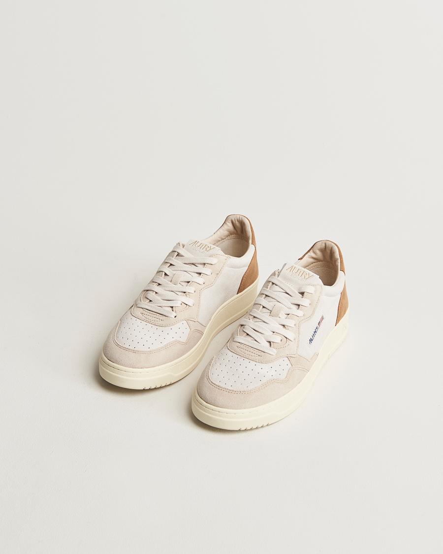 Herre | Sneakers | Autry | Medalist Low Super Soft Goat Suede Sneaker Sand/Cigarr