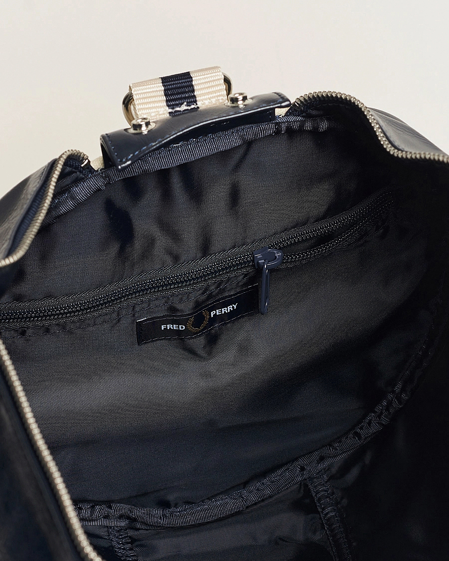 Herre | Vesker | Fred Perry | Classic Barrel Bag Navy/Ecru