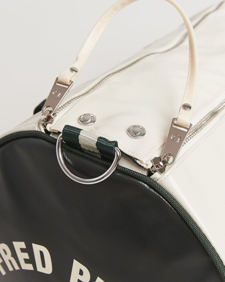 Herre | Fred Perry Classic Barrel Bag Snow White/Court Green | Fred Perry | Classic Barrel Bag Snow White/Court Green