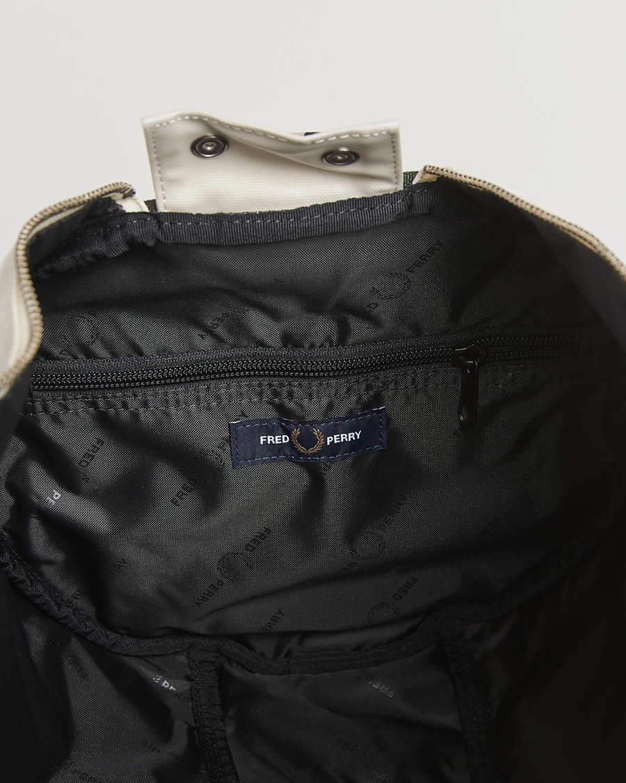 Herre | Fred Perry Classic Barrel Bag Snow White/Court Green | Fred Perry | Classic Barrel Bag Snow White/Court Green