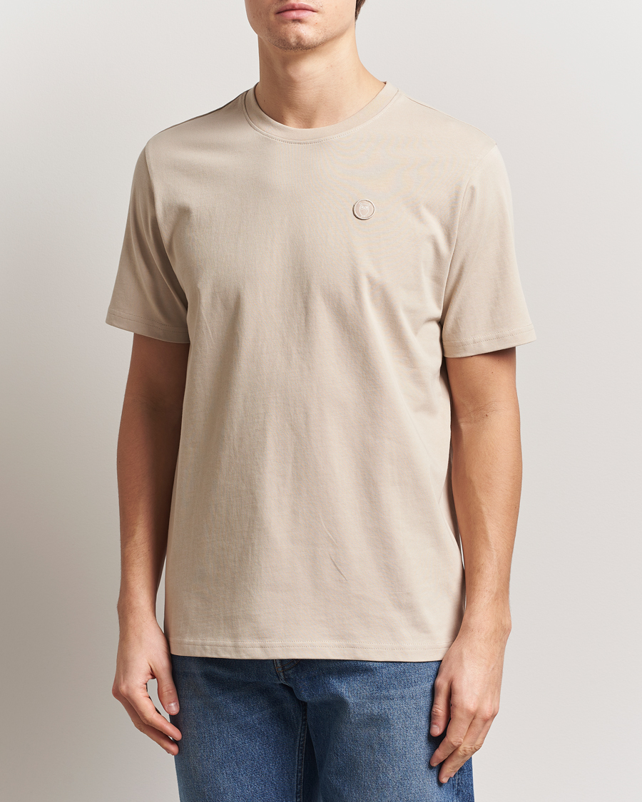 Herre | T-Shirts | KnowledgeCotton Apparel | Loake Badge T-Shirt Beige
