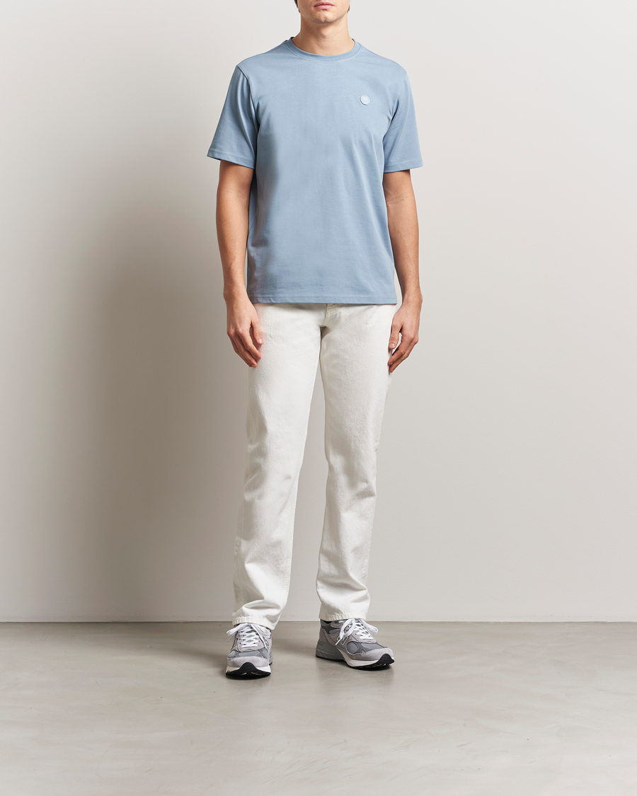 Herre | T-Shirts | KnowledgeCotton Apparel | Loake Badge T-Shirt Ashley Blue