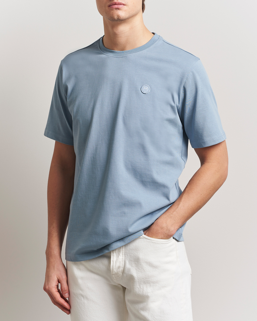 Herre | T-Shirts | KnowledgeCotton Apparel | Loake Badge T-Shirt Ashley Blue