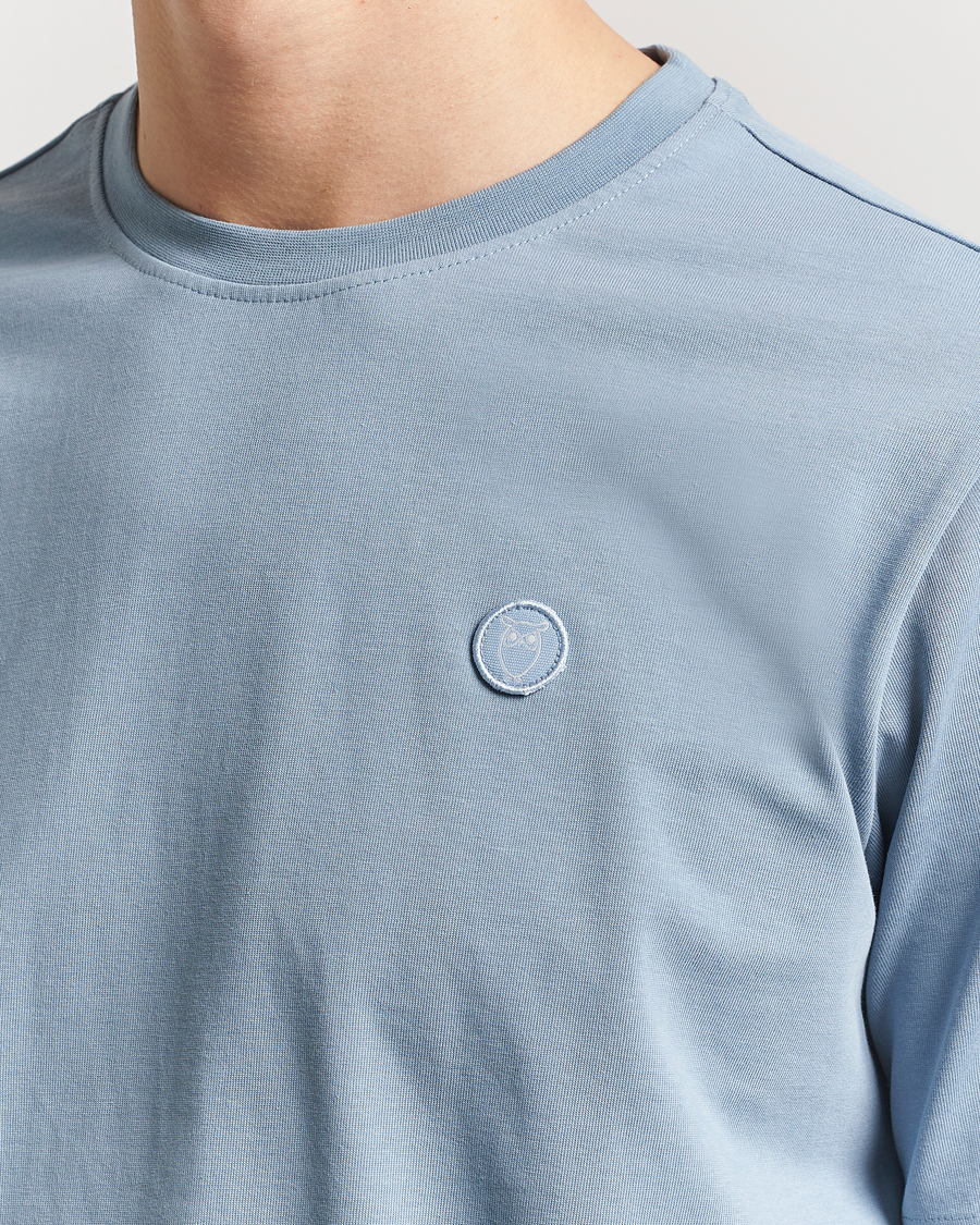 Herre | T-Shirts | KnowledgeCotton Apparel | Loake Badge T-Shirt Ashley Blue