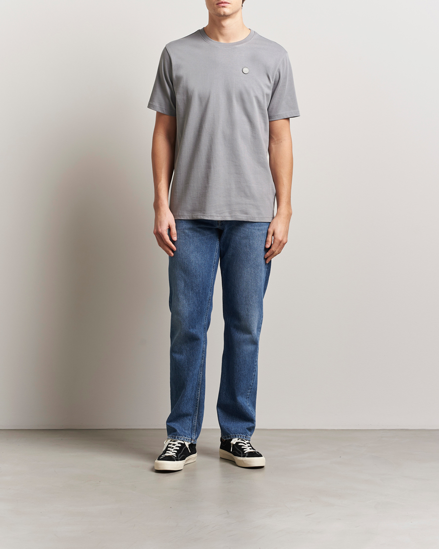 Herre | T-Shirts | KnowledgeCotton Apparel | Loake Badge T-Shirt Grey