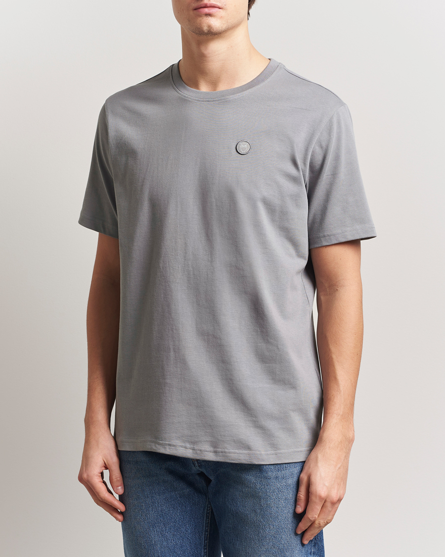Herre | T-Shirts | KnowledgeCotton Apparel | Loake Badge T-Shirt Grey