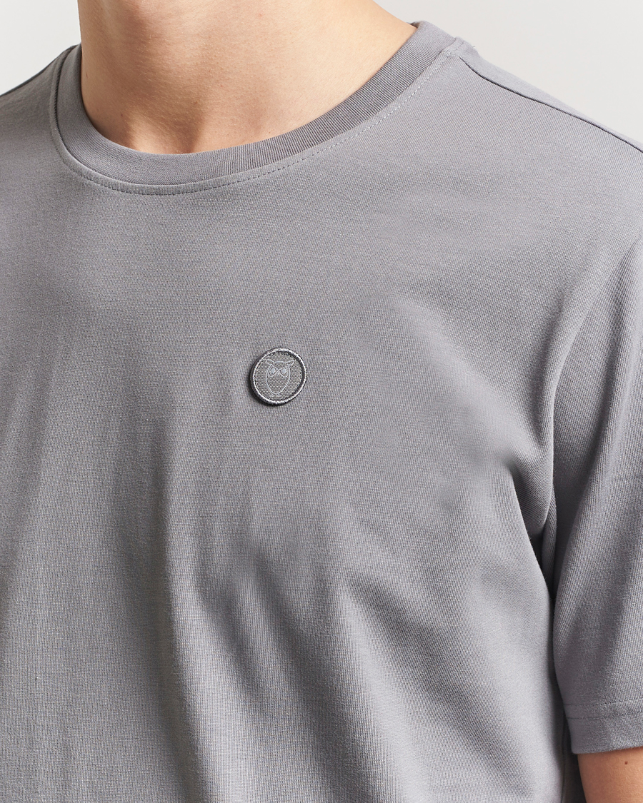 Herre | T-Shirts | KnowledgeCotton Apparel | Loake Badge T-Shirt Grey