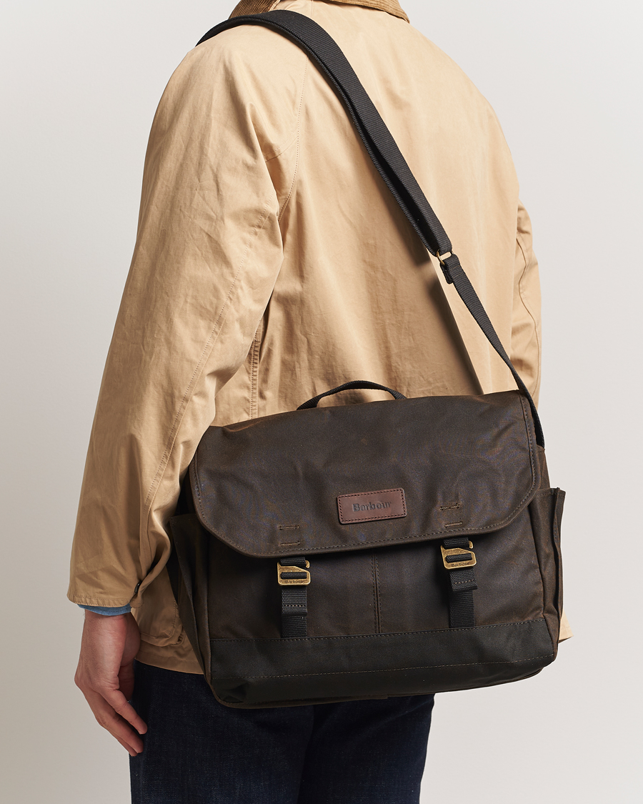 Herre | Barbour Lifestyle Essential Wax Messenger Bag Olive | Barbour Lifestyle | Essential Wax Messenger Bag Olive