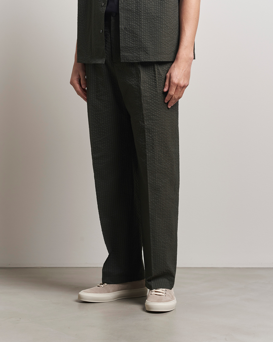 Herre | Bukser | Maison Kitsuné | Relaxed Seersucker Pleated Trousers Ranger Green