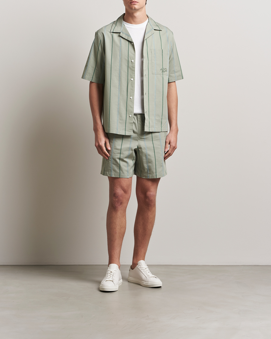 Herre | Skjorter | Maison Kitsuné | Resort Striped Short Sleeve Shirt Vert De Gris