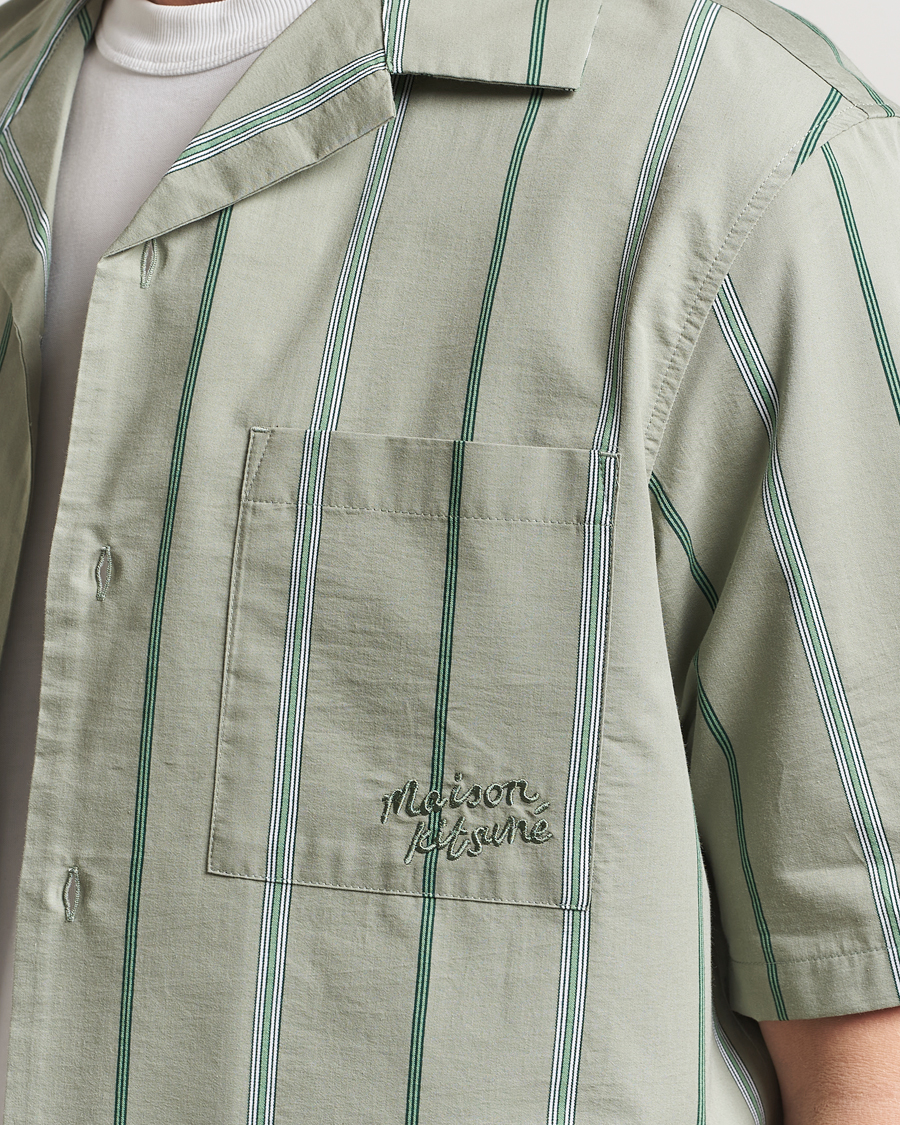 Herre | Skjorter | Maison Kitsuné | Resort Striped Short Sleeve Shirt Vert De Gris